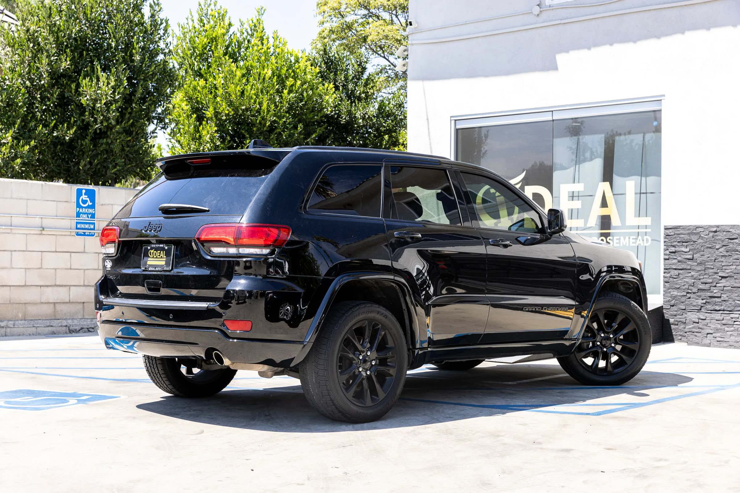 Used 2020 Jeep Grand Cherokee Altitude AWD/4WD image 15