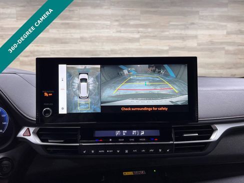 Used 2025 Toyota Sienna Platinum image 8