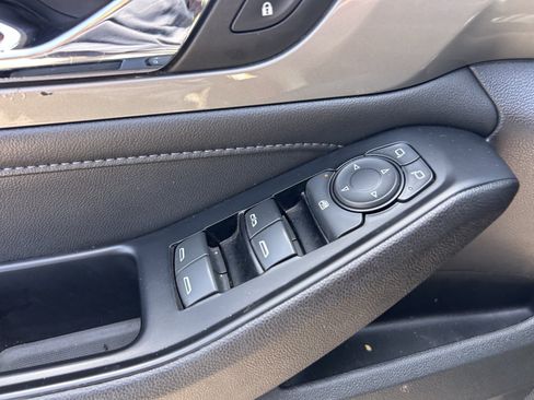 Used 2023 Chevrolet Traverse LT FWD image 18