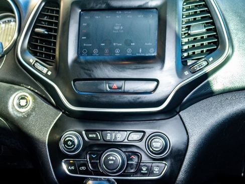 Used 2019 Jeep Cherokee Latitude Plus image 13