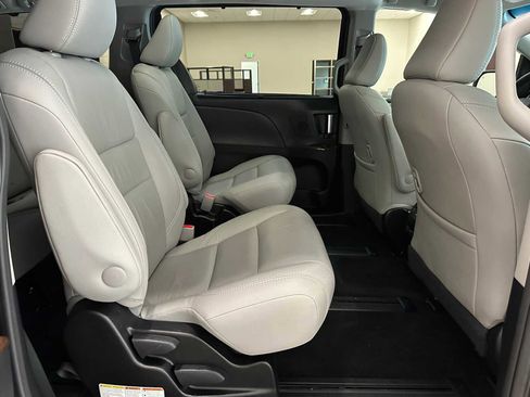 Used 2017 Toyota Sienna Limited Premium image 27