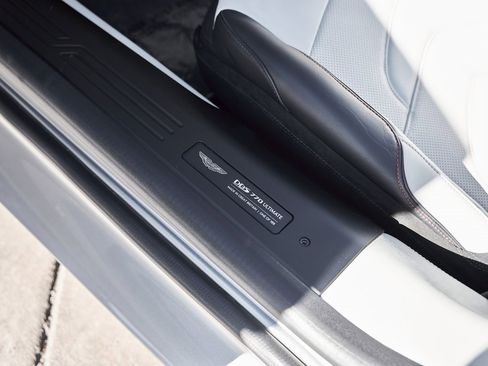 Used 2023 Aston Martin DBS Volante image 42