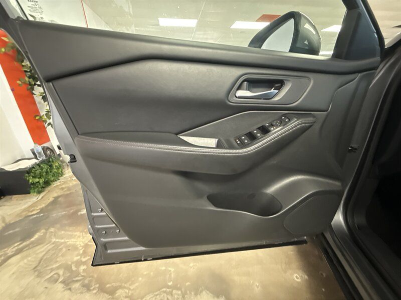 Used 2024 Nissan Rogue SV FWD image 14