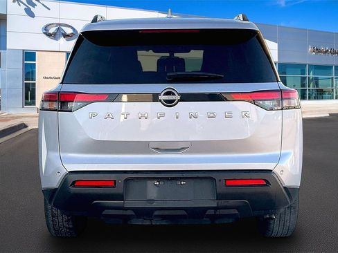 Used 2025 Nissan Pathfinder SV image 4
