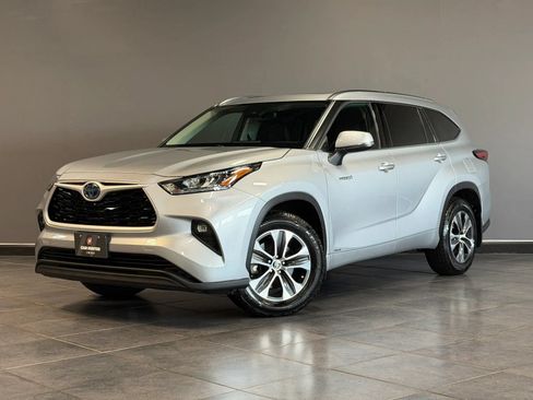 Used 2020 Toyota Highlander XLE AWD/4WD image 1