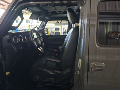 Used 2019 Jeep Wrangler Unlimited Sahara image 7