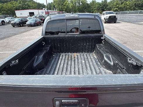 Used 2022 Toyota Tacoma SR image 5