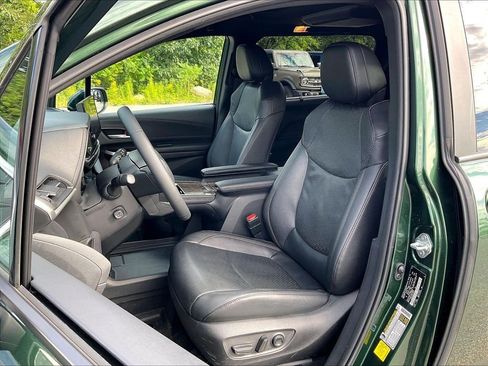 Used 2025 Toyota Sienna Platinum AWD/4WD image 9