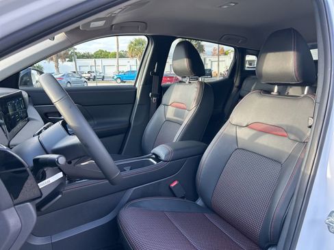 New 2026 Nissan Kicks SR FWD image 19
