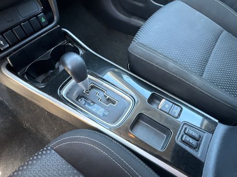 Used 2020 Mitsubishi Outlander ES image 29