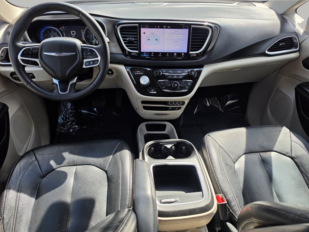 Used 2022 Chrysler Pacifica Touring-L FWD image 2
