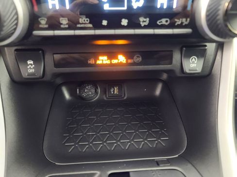 Used 2025 Toyota RAV4 XLE image 32