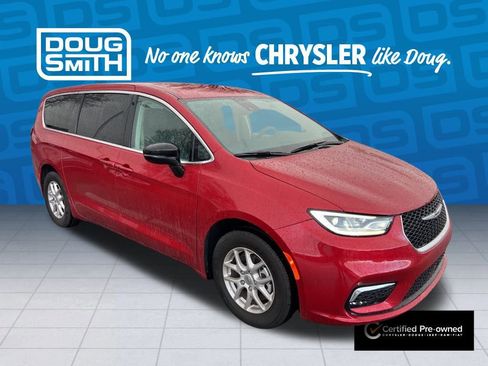 Used 2024 Chrysler Pacifica Touring-L image 7