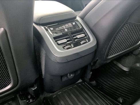 Certified 2024 Volvo XC60 B5 Ultimate w/ Protection Package Premier AWD/4WD image 31