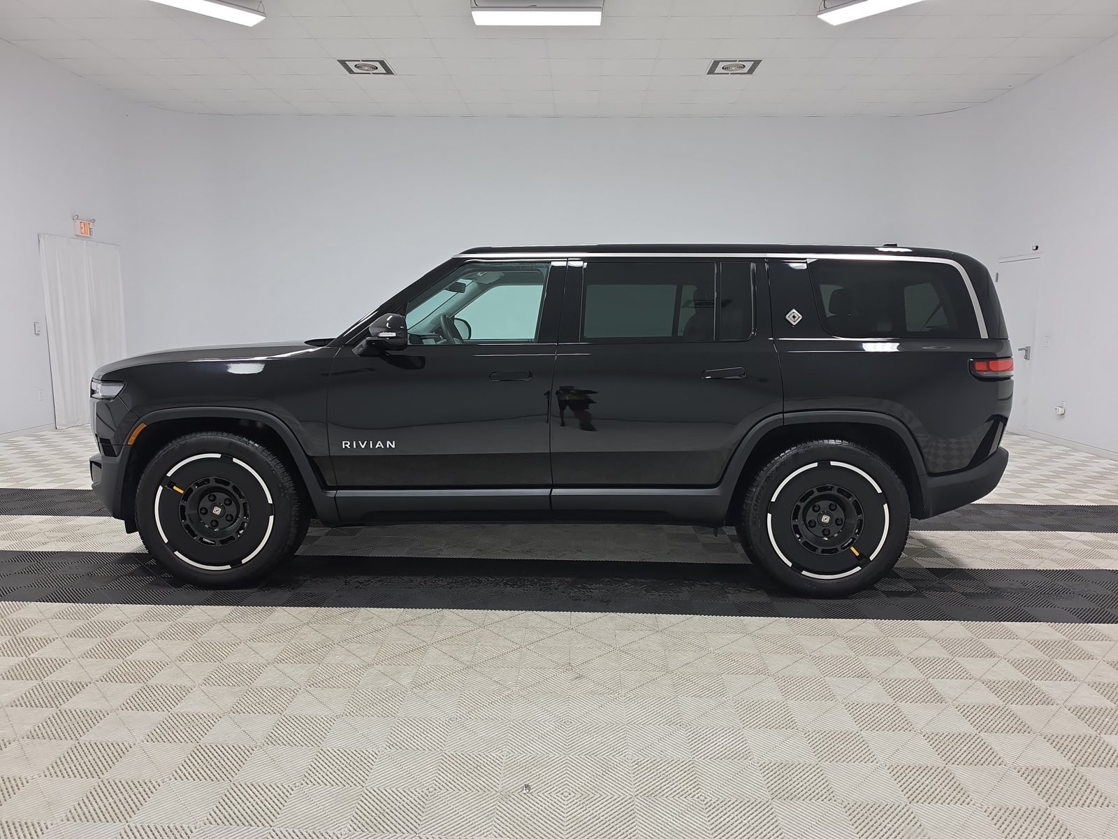 Used 2025 Rivian R1S Adventure Dual AWD/4WD image 2