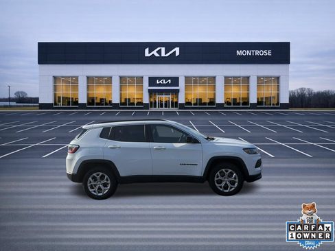 Used 2024 Jeep Compass Latitude AWD/4WD image 4