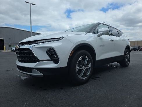 Used 2024 Chevrolet Blazer LT w/ Convenience Package FWD image 3