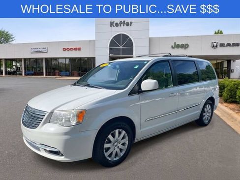 Used 2014 Chrysler Town & Country Touring FWD image 1