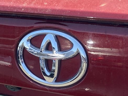 Used 2019 Toyota RAV4 XLE w/ Convenience Package FWD image 4