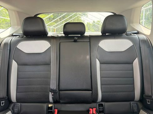 Used 2022 Volkswagen Taos SEL w/ Panoramic Sunroof Package AWD/4WD image 36