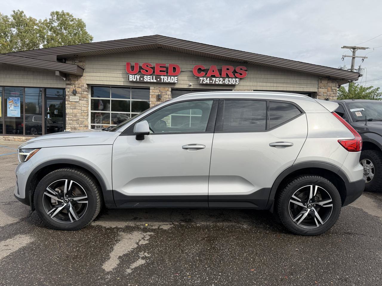 Used 2023 Volvo XC40 B5 Core AWD/4WD image 9