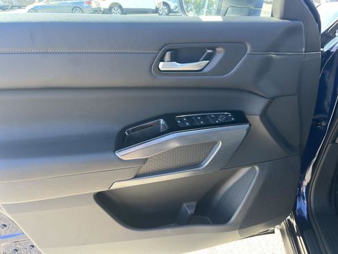 Used 2025 Nissan Pathfinder SL w/ SL Premium Package image 10