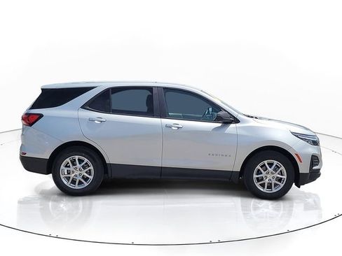 Used 2022 Chevrolet Equinox LS FWD image 4