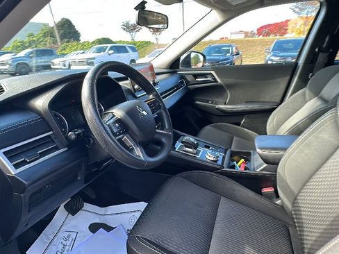 Used 2022 Mitsubishi Outlander ES image 11