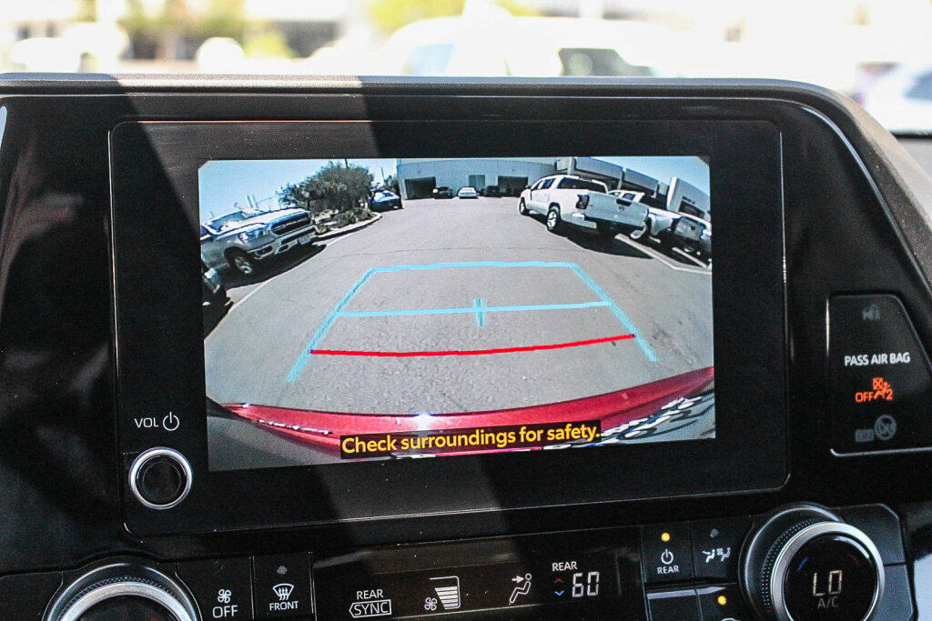 Used 2025 Toyota Highlander LE FWD image 15