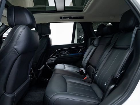 Used 2025 Land Rover Range Rover SE image 19
