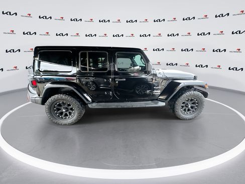 Used 2019 Jeep Wrangler Unlimited Sahara w/ Uconnect 4C Nav & Sound Group image 9