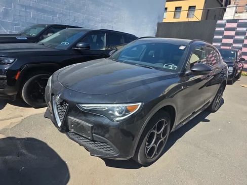 Used 2022 Alfa Romeo Stelvio Ti AWD/4WD image 2