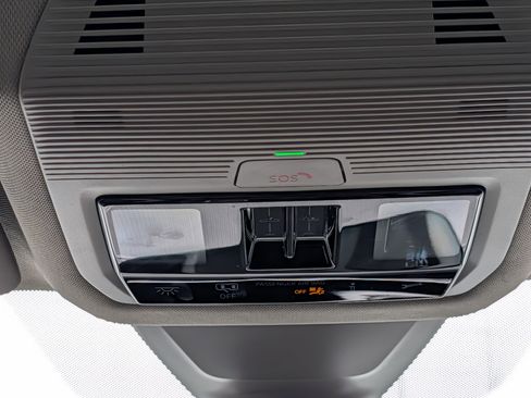 Used 2024 Volkswagen Atlas Peak Edition SE AWD/4WD image 32