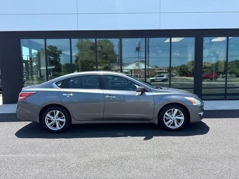 Used 2015 Nissan Altima 2.5 SV FWD image 2