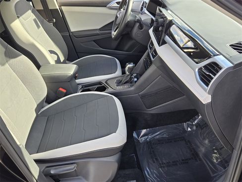 Certified 2025 Volkswagen Taos SE w/ Panoramic Sunroof Package image 19