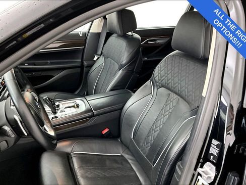 Used 2022 BMW 750i xDrive w/ Executive Package image 34