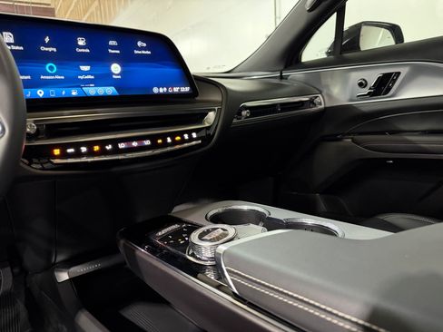 Certified 2024 Cadillac Lyriq Tech AWD/4WD image 27