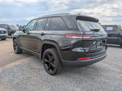 Used 2025 Jeep Grand Cherokee Altitude AWD/4WD image 5