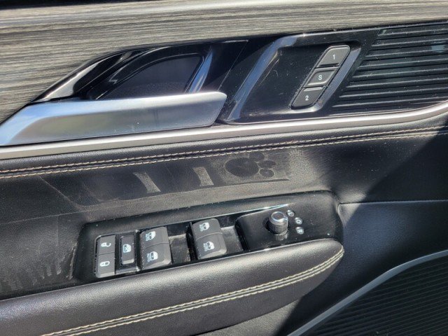 Used 2024 Jeep Wagoneer L Series II RWD image 9