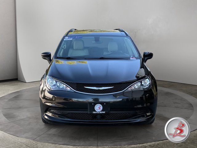 Used 2021 Chrysler Voyager Lxi FWD image 2