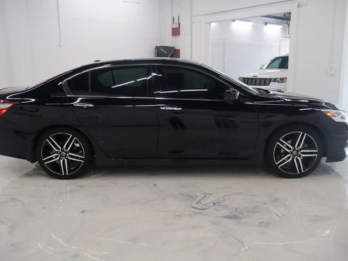 Used 2016 Honda Accord Touring image 9