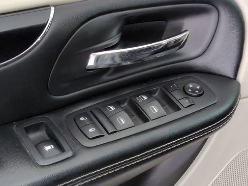 Used 2019 Dodge Grand Caravan SXT w/ Driver Convenience Group image 17