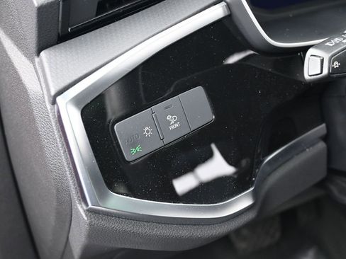 Used 2025 Audi Q3 2.0T Premium image 16