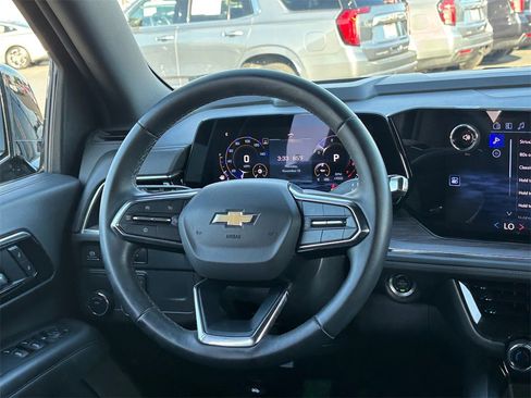 Used 2025 Chevrolet Suburban LS image 24