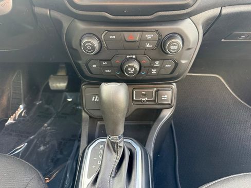 Used 2021 Jeep Renegade Latitude AWD/4WD image 14