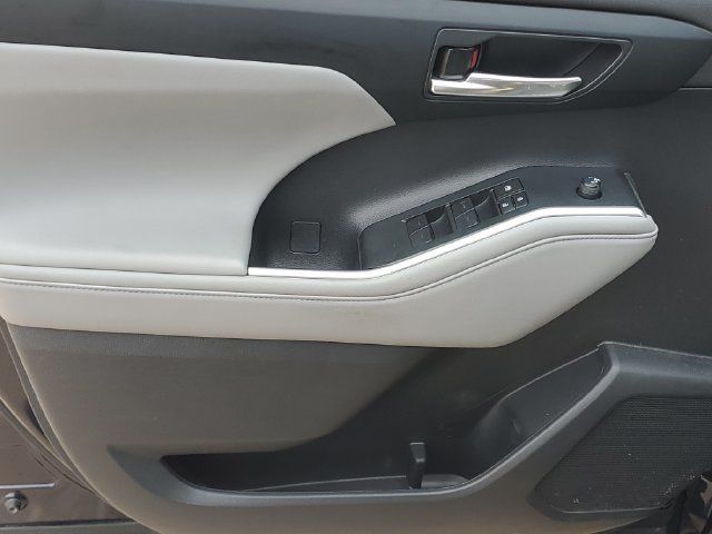 Used 2022 Toyota Highlander XLE AWD/4WD image 16