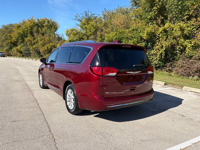 Used 2020 Chrysler Pacifica Touring-L FWD image 3