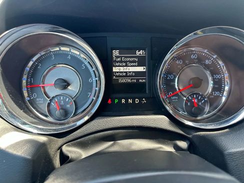 Used 2015 Chrysler Town & Country Touring image 18