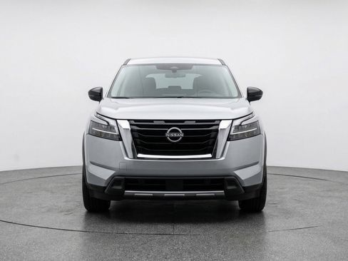 Used 2025 Nissan Pathfinder SV FWD image 2