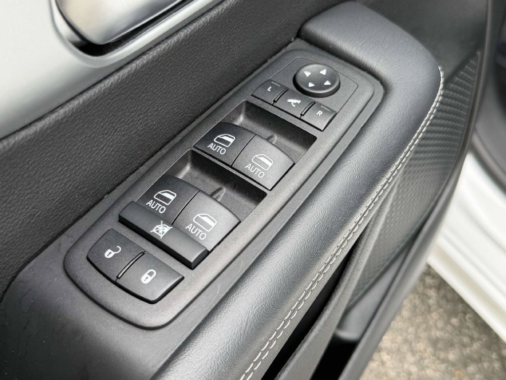 Used 2025 Chrysler Pacifica Limited FWD image 13